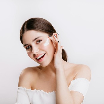 Kenali 5 Bahan Utama Skincare yang Menjaga Kulit Tetap Lembap