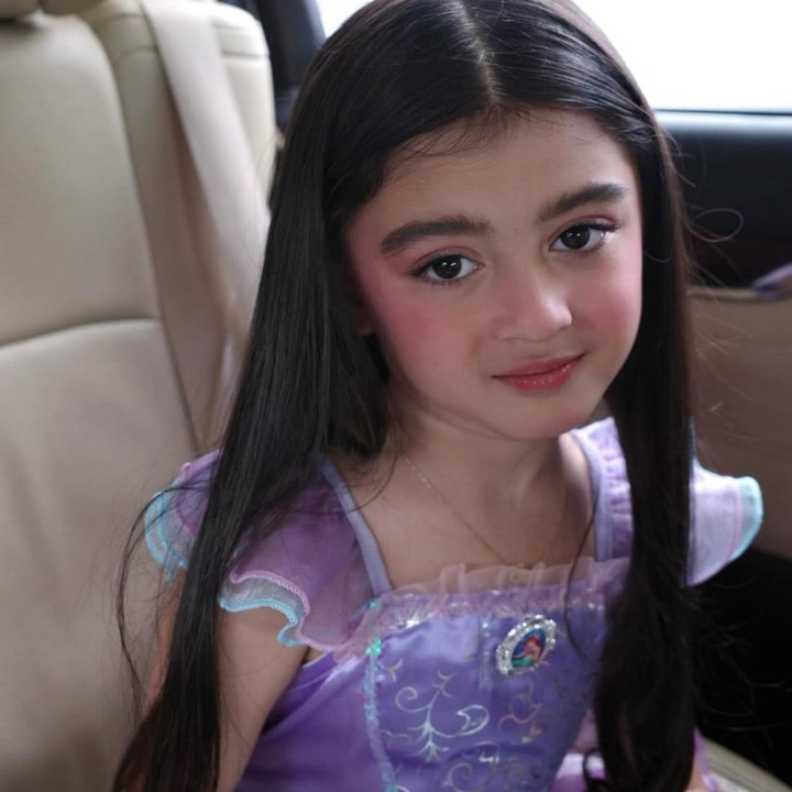 <p>Di usianya yang kini sudah menginjak empat tahun, Guzel tumbuh dengan paras yang semakin cantik, rambutnya yang panjang, serta matanya yang besar. Bagaimana tidak, ia mewarisi darah Arab dan Pakistan dari kedua orang tuanya. (Foto: Instagram @guzelimalisyakieb)</p>