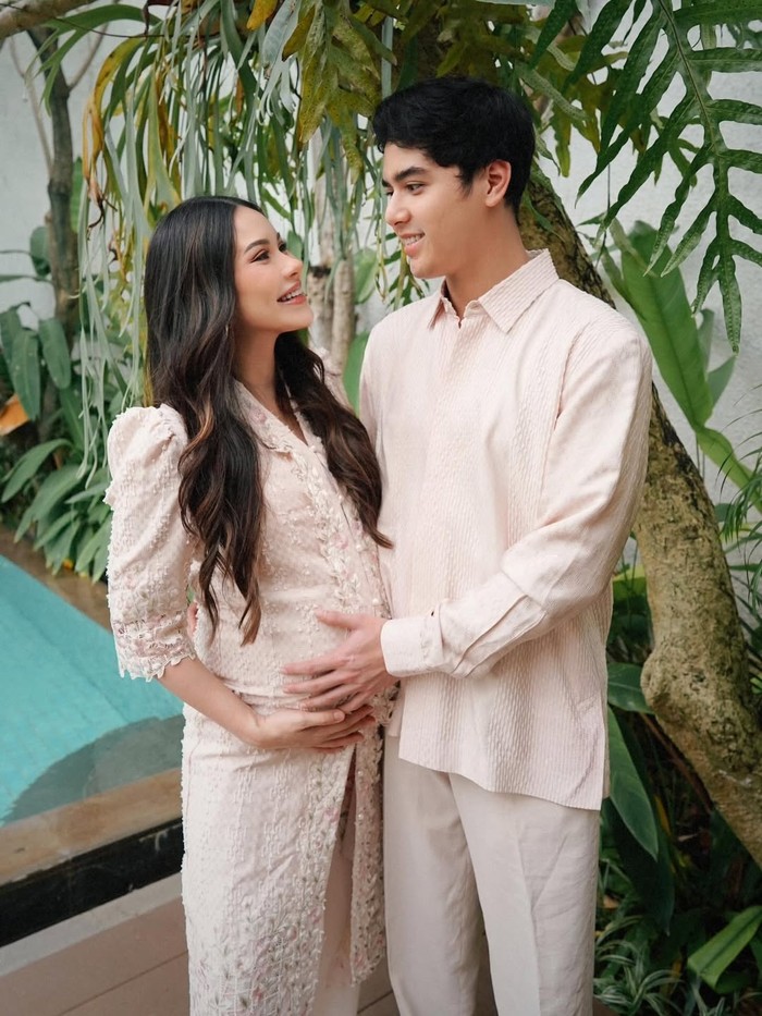 Merayakan Idulfitri perdana sebagai pasangan suami-istri, Alyssa Daguis&eacute; dan Al Ghazali kompak mengenakan busana rona blush pink yang lembut, Beauties. Detail tunik yang membalut Alyssa dipercantik dengan bordiran flora yang delicate/ Foto: instagram.com/alyssadaguise