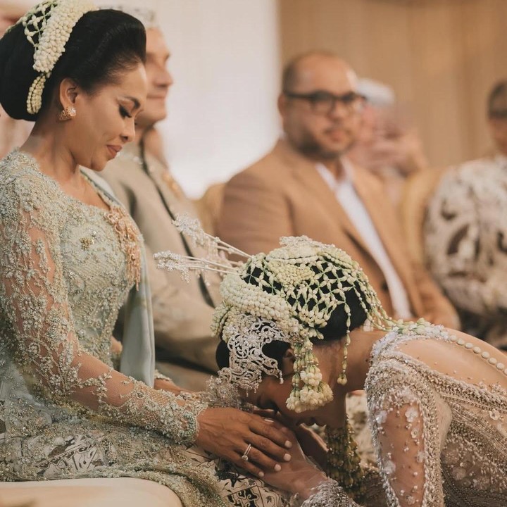 <p>Alyssa yang kini tengah mengandung anak pertamanya, berharap kelak nanti bisa menjalani peran ibu dengan baik seperti sang Bunda. &ldquo;Kau membuat peran sebagai ibu terlihat begitu mudah, Mah. Jika aku bisa menjadi setengah dari ibu seperti dirimu, aku tahu putriku akan baik-baik saja,&rdquo; ujar Alyssa.&nbsp;(Foto: Instagram @alyssadaguise)</p>