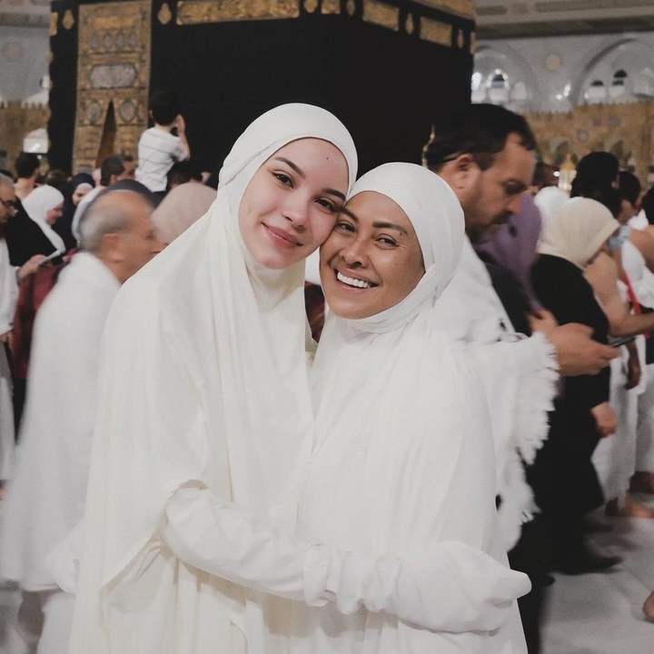 <p>Perempuan 27 tahun itu juga mengungkapkan isi hatinya dengan menyampaikan kata-kata menyentuh untuk sang Bunda. &ldquo;Kau adalah rumah pertama yang pernah kukenal dan kekuatan yang tenang di balik diriku yang sekarang. Terima kasih telh menjadi tempatku berlindung, panutanku, dan sumber cinta terbesarku. Berkat doamu yang tak pernah berhenti, aku telah diberkati di saat-saat yang tak pernah kusangka akan kucapai,&rdquo; ungkapnya.&nbsp;(Foto: Instagram @alyssadaguise)</p>