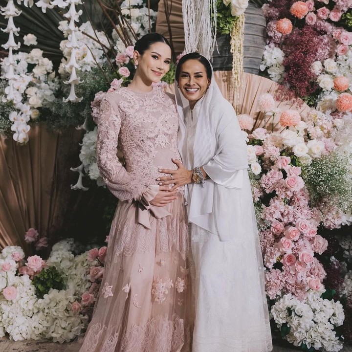 <p><em>Postingan</em> itu pun mendapatkan balasan dari ibunda melalui kolom komentar. Ia mengaku bersyukur memiliki sang putri dalam hidupnya. &ldquo;Aku merasa sangat bersyukur memiliki kamu dalam hidupku. Kamu membawa begitu banyak kebahagiaan, kehangatan, dan kebanggaan ke dalam duniaku, dan pesanmu adalah pengingat yang indah tentang ikatan istimewa yang kita miliki. Kata-katamu benar-benar menyentuh hatiku dan membuat hariku semakin istimewa, sayangku Itaaaaaa,&rdquo; tulis ibunda Alyssa.&nbsp;(Foto: Instagram @alyssadaguise)</p>