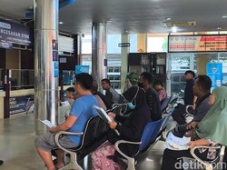 Hari Pertama Buka, Kantor Samsat Dipadati Warga yang Bayar Pajak Kendaraan