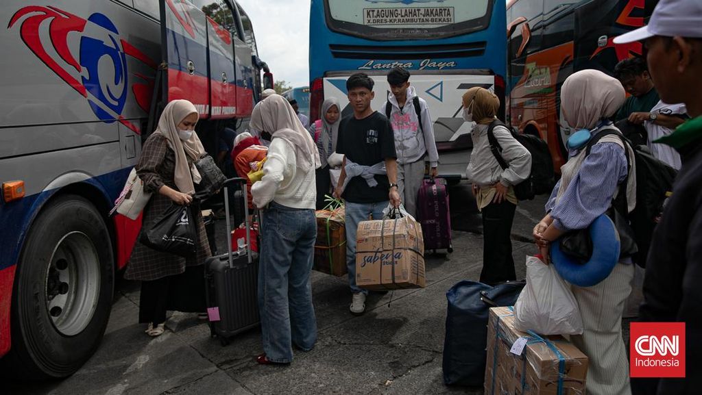 FOTO: Arus Balik Pemudik di Terminal Kalideres