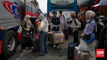 FOTO: Arus Balik Pemudik di Terminal Kalideres