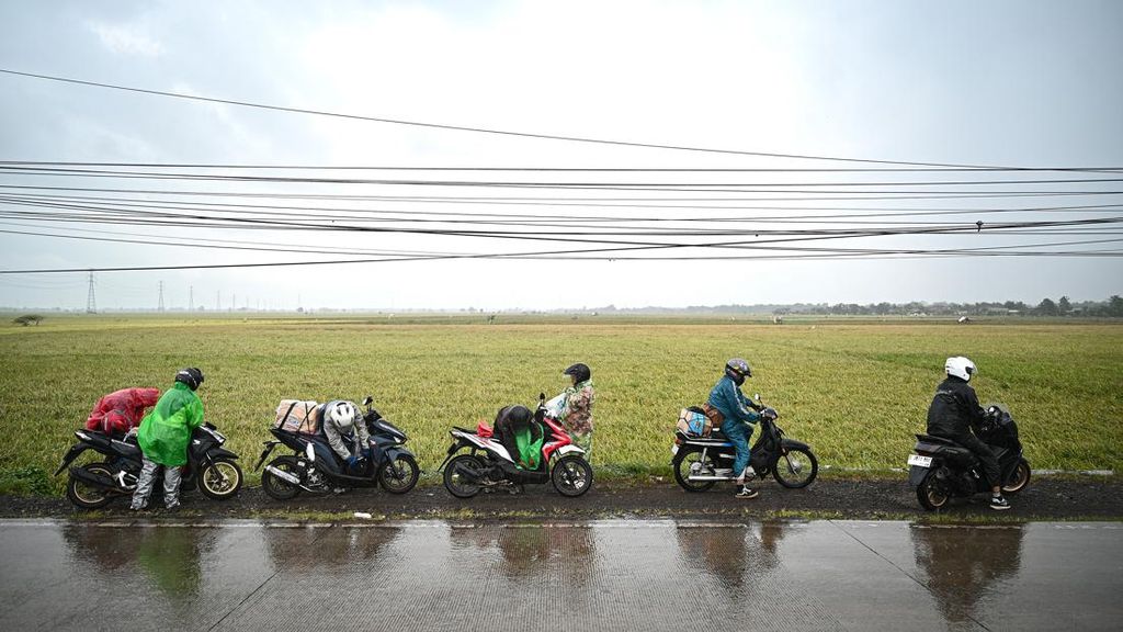 FOTO: Arus Balik Pemudik Sepeda Motor di Jalur Pantura Subang
