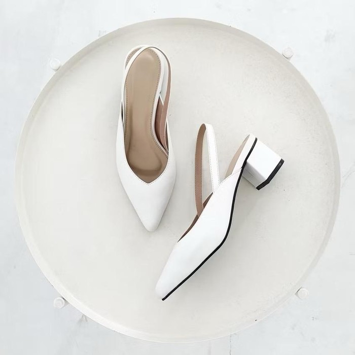 Aurora heels memiliki ujung lancip sehingga membuat kaki terlihat ramping. Model hak chunky setinggi 5 cm membuat heels ini kokoh dan menawarkan kenyamanan saat digunakan seharian.