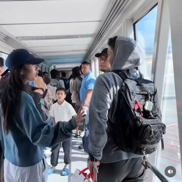 Akrab dengan Keluarga, 7 Potret Azizah Salsha & Nadif Zahiruddin Liburan Bareng