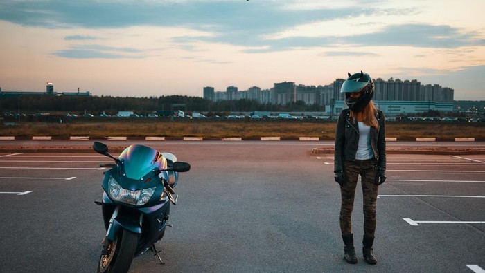 Bebas dan mandiri adalah ciri kepribadian utama orang yang suka berkendara dengan motor/Foto: Freepik/Karlyukav