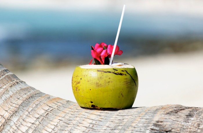 Air kelapa berpotensi membantu mengontrol gula darah berdasarkan penelitian pada hewan. Namun, penderita diabetes tetap perlu berhati-hati./ Foto: freepik.com/vwalakte