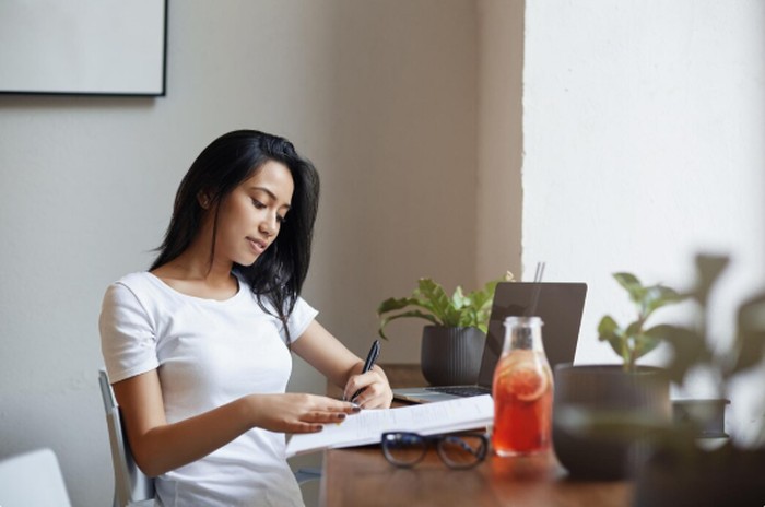 Orang yang menikmati pagi biasanya suka merencanakan hari. Kebiasaan ini membantu mengurangi stres dan meningkatkan kontrol./ Foto: freepik.com/lookstudio