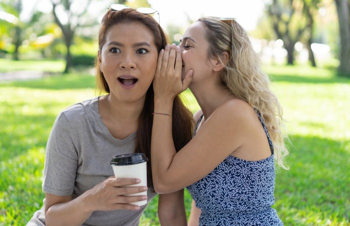 Ciri kepribadian orang yang dramatis. Mereka suka bergosip/Foto: freepik.com/katemangostar