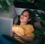 3 Ciri Kepribadian Orang yang Suka Memendam Masalah