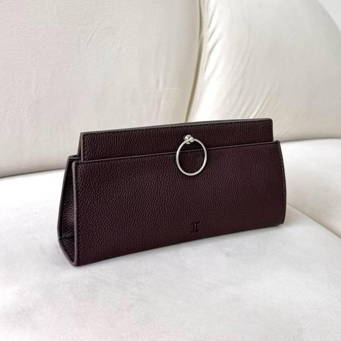 Tas dari brand Times Two bisa digunakan dengan dua cara, yaitu sebagai clutch atau shoulder bag. Detail silver ring di sisi depan dan belakang membuat tas ini terlihat elegan.