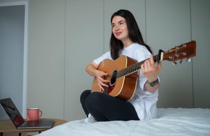 Hobi yang bisa meningkatkan kecerdasan otak. Belajar main alat musik/Foto: freepik.com/freepik