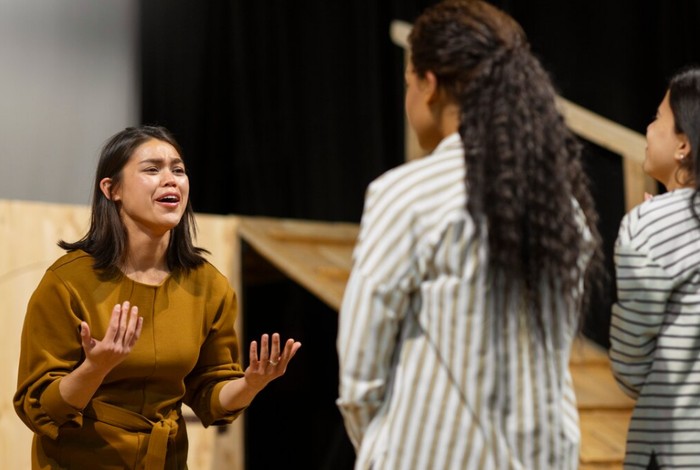 Hobi yang bisa meningkatkan kecerdasan otak. Teater improvisasi/Foto: freepik.com/freepik