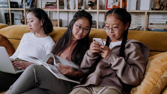 Anak pertama biasanya bersikap lebih dewasa dan mengayomi adik-adiknya. Maka dari itu, mereka adalah orang yang bisa diandalkan.