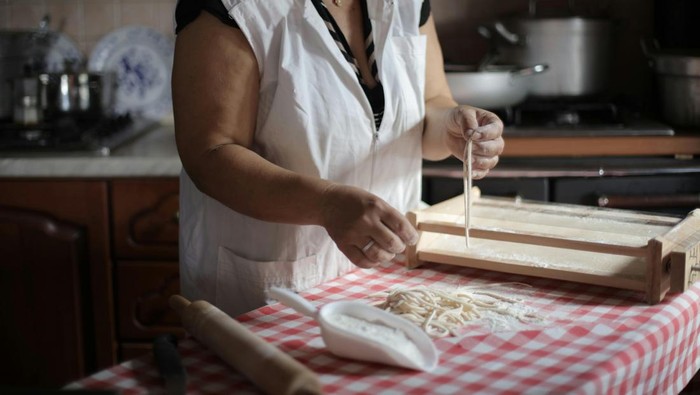 Masak makanan sehat dari nol. Gunakan bahan makanan pilihan dan masak sendiri termasuk hobi yang membakar banyak kalori
