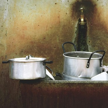 7 Cara Ampuh Bersihkan Lemak Peralatan Dapur Usai Lebaran