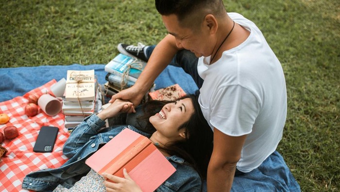 Merasa insecure dalam hubungan. Mereka mungkin merasa tidak layak mendapatkan cinta.