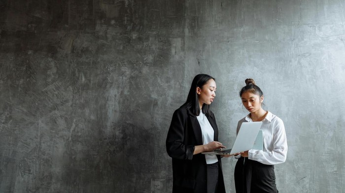 Anak pertama independen dan sulit meminta pertolongan orang lain. Mereka merasa harus selalu terlihat baik-baik saja