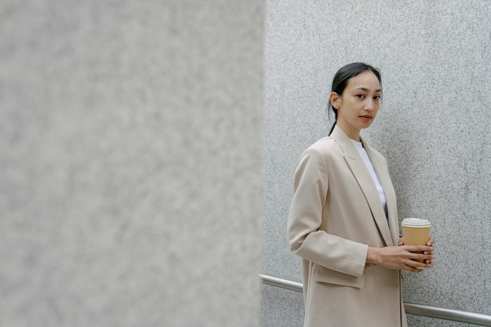 Kemandirian adalah salah satu ciri khas paling menonjol dari perempuan Aries. Mereka mampu menyelesaikan beberapa pekerjaan sekaligus, bahkan tanpa bantuan orang lain.