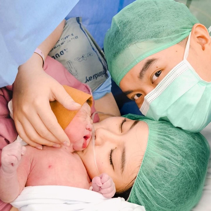 <p>Kehadiran Baby Justhr membuat keluarga kecil Juan dan Eve tentunya bakal makin ramai. Menjadi seorang Ayah baru pun membuat Juan memiliki tekad sendiri, "Sekarang Baby Jasthr udah lahir, aku janji akan ajarin baby Jasthr buat sayangin kamu seperti aku sayangin kamu ya. Kamu jgn takut kasih sayang aku berkurang ke kamu, tapi justru akan bertambah bersama dengan baby J kita , thankyou for everything ya seng," tuisnya. Foto: Instagram @evelynchrestella</p>