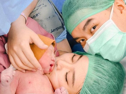 Potret Evelyn & Juan Sambut Kelahiran Anak Pertama, Nama Bayi Laki-lakinya Unik Bun