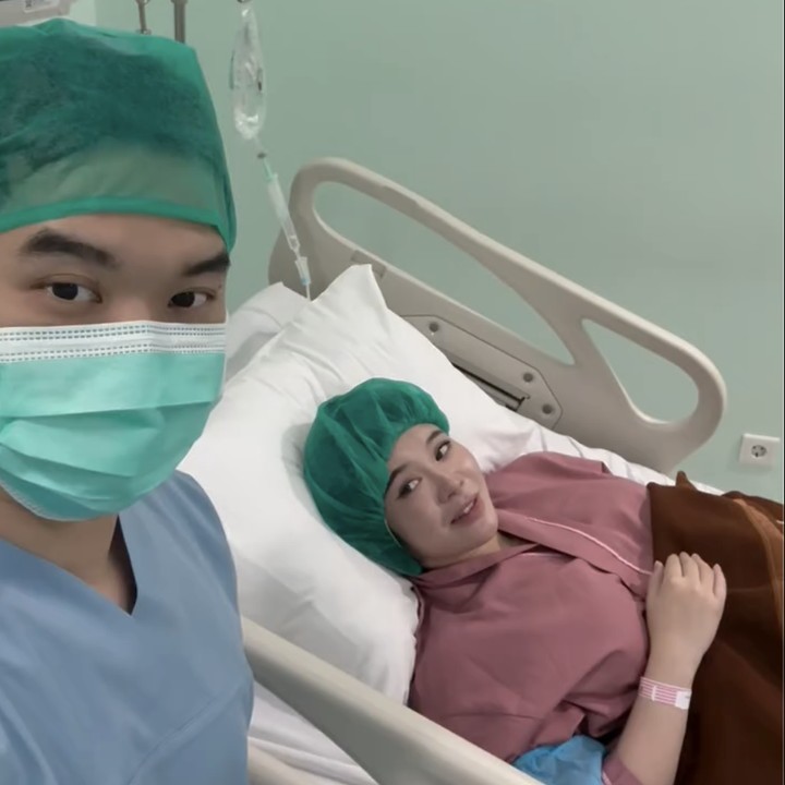 <p>Pasangan seleb TikTok Evelyn Chrestella dan Juan tengah berbahagia menyambut kelahiran anak pertama mereka yang berjenis kelamin laki-laki nih Bunda. Dalam foto&nbsp;dan video yang diunggah keduanya di Instagram, terlihat Juan selalu berada di samping Eve sebelum memasuki ruangan operasi. Foto: Instagram @evelynchrestella</p>