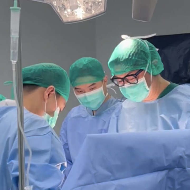 <p>Ternyata, tak hanya menunggu, Juan juga mengikuti jalannya operasi persalinan Eve lho yang dilakukan secara caesar. Terlihat Juan sangat fokus menerima arahan dan penjelasan dari dokter. Ia bahkan turut membantu layaknya tim medis lho. Foto: Instagram @evelynchrestella</p>