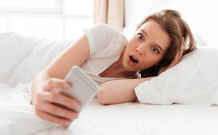 Kebiasaan pagi bisa ganggu kesehatan. Langsung memeriksa ponsel/Foto: freepik.com/drobotdean