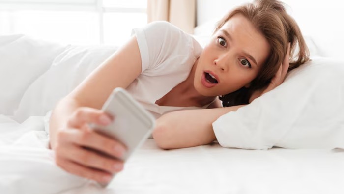 Kebiasaan pagi bisa ganggu kesehatan. Langsung memeriksa ponsel/Foto: freepik.com/drobotdean