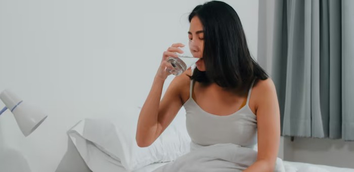 Kebiasaan pagi bisa ganggu kesehatan. Tidak langsung minum air putih/Foto: freepik.com/tirachardz