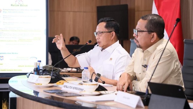 Hingga kini, pemerintah pusat terus mendorong daerah yang belum mengajukan permohonan bantuan agar segera menyerahkan data warga terdampak.