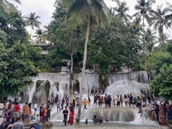 Wisata Aek Sijorni Tapsel Masih Ramai Pengunjung di Hari Pertama Kerja