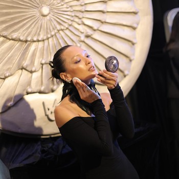 Kolaborasi MAKE OVER & Rinaldy Yunardi, Rayakan Keberanian Perempuan Lewat Kampanye 