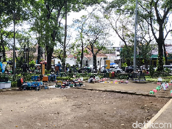 Menipisnya Pundi-Pundi di Balik Kostum Baja Taman Superhero