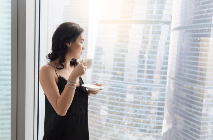 Memulai hari dengan tenang dapat meningkatkan mood dan produktivitas. Orang ini cenderung menghindari suasana yang terburu-buru./ Foto: freepik.com/yanalya