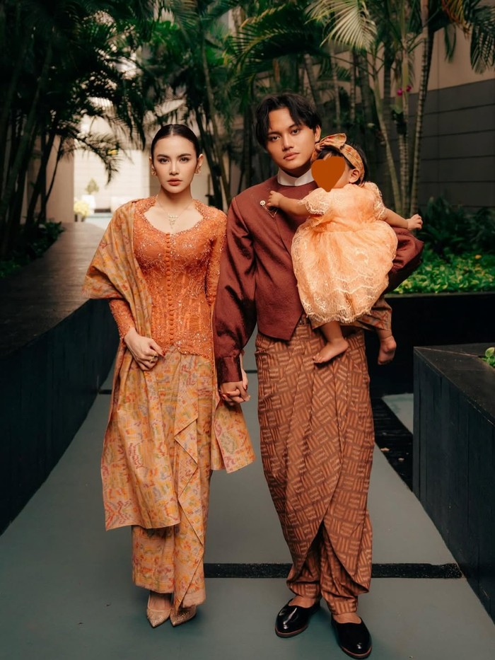 Mahalini, Rizky Febian, dan Selina tampil tradisional di Hari Raya. Warna terracotta orange menyatukan busana rancangan Didiet Maulana, yakni Mahalini dengan kebaya bukaan depan&nbsp;dengan Kamen dari Endek Bali, Rizky memakai beskap dipadu celana lipit kain tenunan Endek, sedangkan Selina&nbsp;memakai&nbsp;dress&nbsp;renda/ Foto: instagram.com/mahaliniraharja