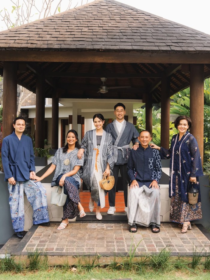 Di Lebaran hari pertama, keluarga Maudy Ayunda mengenakan sarimbit&nbsp;etnik dalam palet warna biru. Punya nuansa multicultural, model kebaya dan&nbsp;yukata&nbsp;yang lebih modern berpadu harmonis sebagai pakaian Idulfitri keluarga/ Foto: Instagram.com/maudyayunda