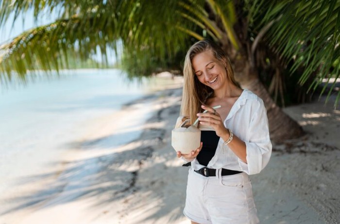 Air kelapa dapat membantu menurunkan tekanan darah dan kolesterol. Kandungan kaliumnya berperan penting untuk kesehatan jantung./ Foto: freepik.com