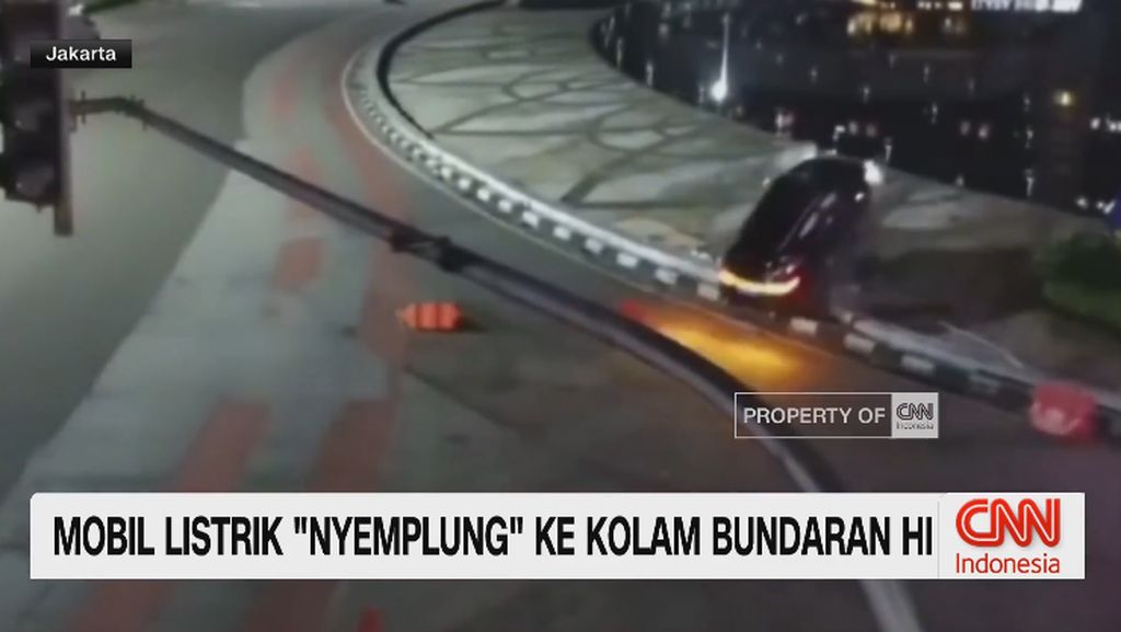 VIDEO: Mobil Listrik "Nyemplung" ke Kolam Bundaran HI