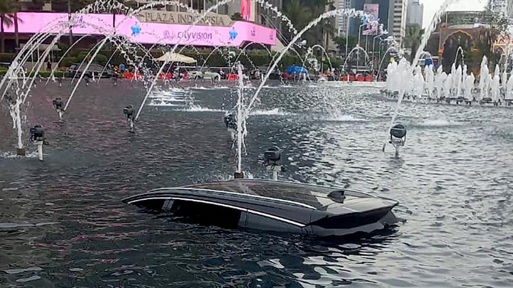 Mobil Listrik Taksi Online Nyebur ke Kolam Bundaran HI