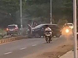 Mobil di Kolaka Tabrak Median Jalan gegara Pecah Ban Depan