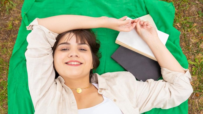 Mudah beradaptasi dengan lingkungan sekitarnya merupakan ciri umum kepribadian orang yang bisa tidur di mana saja/Foto: Freepik/Pch.vector