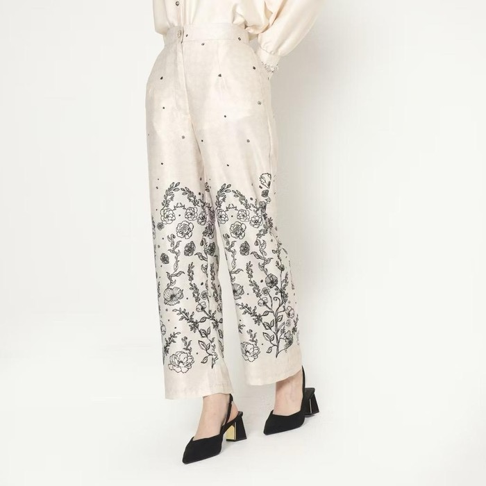Chante menghadirkan Naira pants untuk dipasangkan dengan Naira shirt. Celana ini berpotongan high waist dan wide leg. Naira pants memiliki detail bordir indah dan dibuat dari bahan premium silk yang berkualitas tinggi.