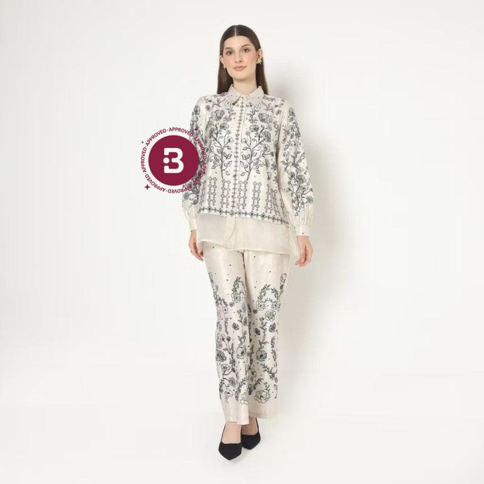 Naira shirt dari brand lokal Chanté menghadirkan atasan dengan motif sulaman halus dan siluet yang anggun. Atasan ini terbuat dari bahan premium silk yang memancarkan kesan mewah serta elegan.