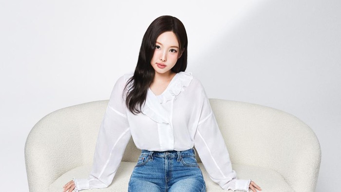 Get The Look: Inspirasi Gaya Casual & Chic ala Nayeon TWICE