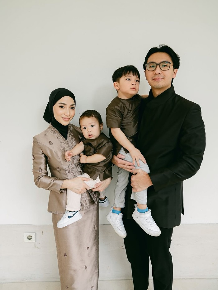 Keluarga Nikita Willy memakai seragam bernuansa hitam-coklat dengan&nbsp;tampilan&nbsp;yang clean, Beauties. Nikita mengenakan atasan bersiluet kebaya&nbsp;dipadu rok span yang terlihat mewah dengan detail embellishment berkilau/ Foto: instagram.com/nikitawillyofficial94
