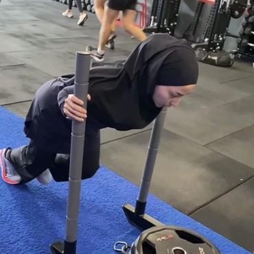 7 Gaya Santun Nikita Willy Pakai Busana Tertutup & Berhijab saat Olahraga Hyrox